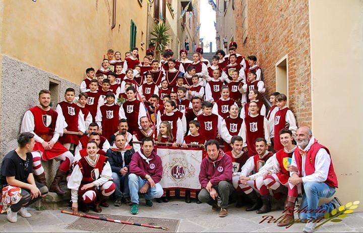 Palio dei Somari: the endless passion of the flag-throwers and drummers of Torrita di Siena